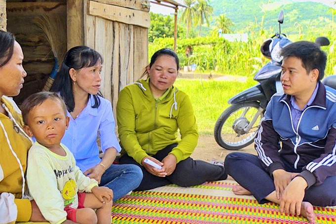 Tuyên truyền về dân số - kế hoạch hóa gia đình tại xã Cam Thịnh Tây.