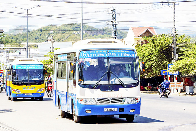  Xe buýt nội thành Nha Trang.