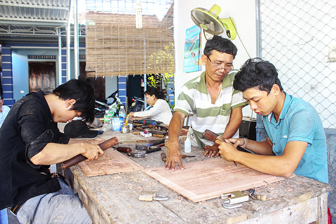 Dạy nghề mộc mỹ nghệ  cho người khuyết tật ở huyện Diên Khánh.