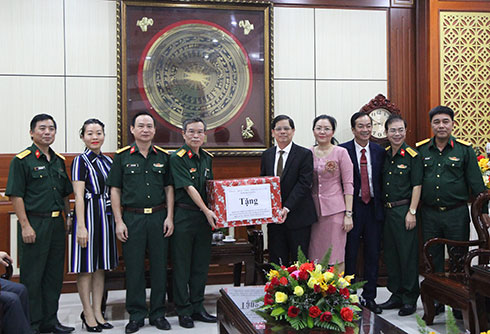 Ông Nguyễn Tấn Tuân (thứ 5 từ phải sang) thăm Bệnh viện Quân y 87.