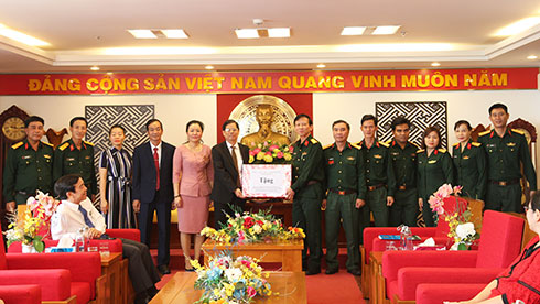 Ông Nguyễn Tấn Tuân (thứ 6 từ trái sang) tặng quà Đoàn An điều dưỡng 26 Nha Trang.