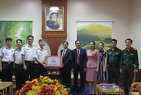  Ông Nguyễn Tấn Tuân (thứ 6 từ phải sang) đến thăm Học viện Hải quân.