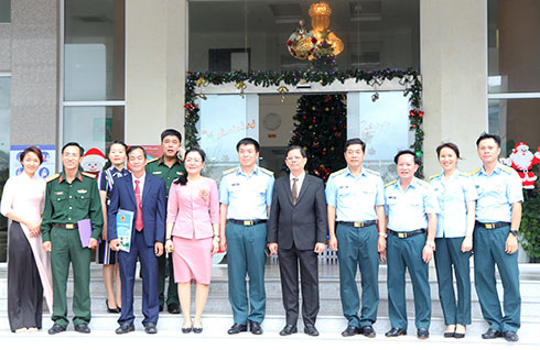  Ông Nguyễn Tấn Tuân (thứ 4 từ phải sang) đến thăm Đoàn An điều dưỡng 20.