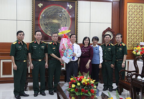 Ông Nguyễn Thế Sinh - Phó Bí thư Thường trực Thành ủy, Chủ tịch HĐND TP Nha Trang (thứ 5 từ phải qua) chúc mừng Bệnh viện Quân y 87.