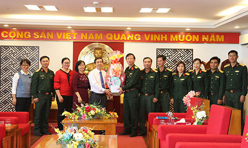 Ông Nguyễn Thế Sinh - Phó Bí thư Thường trực Thành ủy, Chủ tịch HĐND TP Nha Trang (thứ 5 từ phải qua) đến thăm Đoàn An điều dưỡng 26 Nha Trang.
