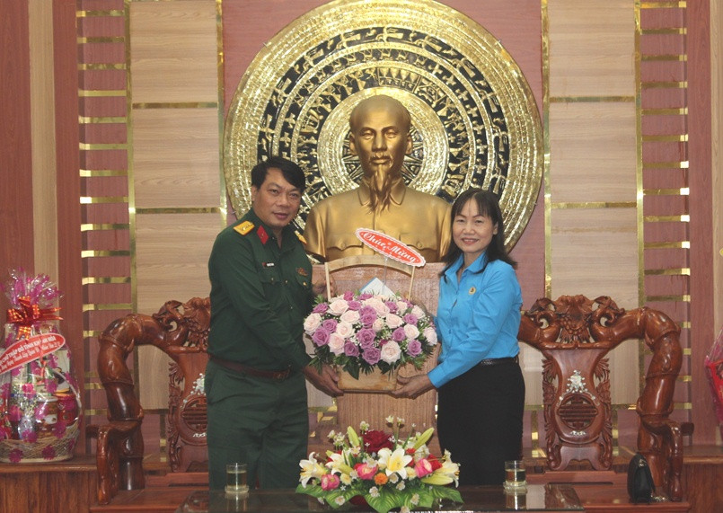 Đại diện Liên đoàn Lao động tỉnh Khánh Hòa tặng hoa, chúc mừng Bộ Chỉ huy Quân sự tỉnh Khánh Hòa.