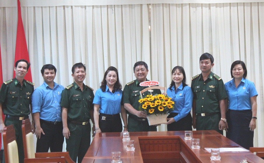 Đại diện Liên đoàn Lao động tỉnh Khánh Hòa tặng hoa, chúc mừng Bộ Chỉ huy Bộ đội Biên phòng tỉnh Khánh Hòa.