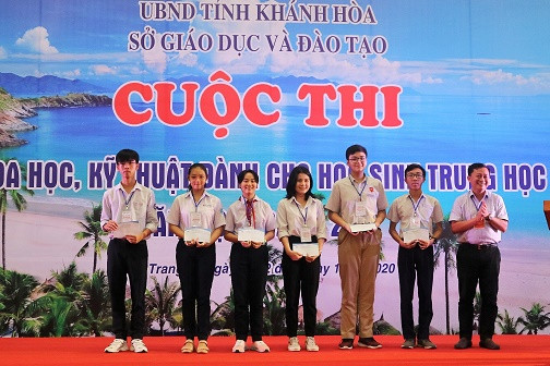 Lãnh đạo Trường Đại học Nha Trang trao phần thưởng cho các học sinh có dự án đạt giải nhất. 