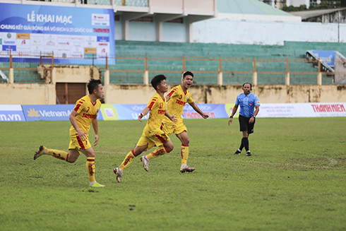 Các cầu thủ Sông Lam Nghệ An ăn mừng bán thắng đưa họ vào chung kết.