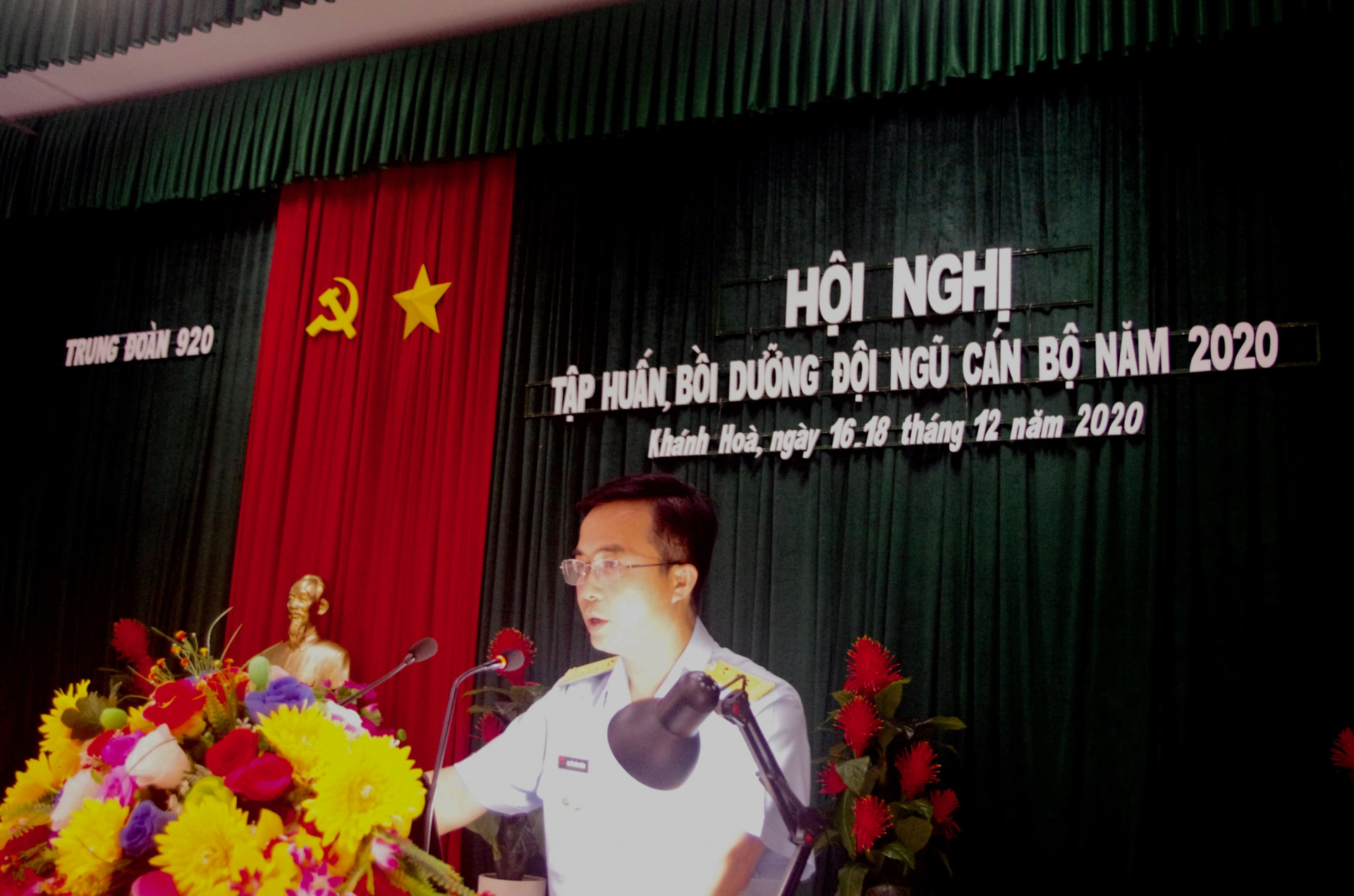 Đồng chí Thượng tá Nguyễn Hồng Thắng, Bí thư Đảng ủy, Chính ủy Trung đoàn Không quân 920 phát biểu khai mạc Hội nghị.