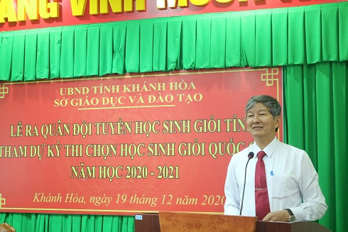 Ông Lê Đình Thuần - Phó Giám đốc Sở Giáo dục và Đào tạo phát biểu động viên các thí sinh. 