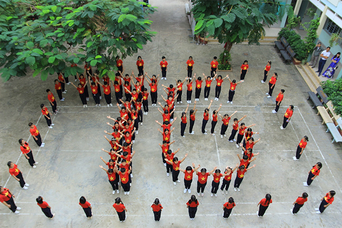 Học sinh trường Tiểu học Phương Sài xếp hình chào mừng 76 năm ngày thành lập Quân đội Nhân dân Việt Nam