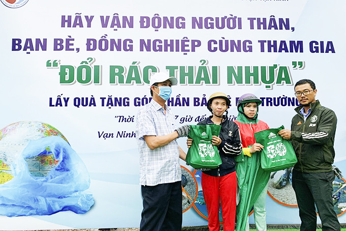 Chương trình “Đổi rác lấy quà” tại thị trấn Vạn Giã, Vạn Ninh. 