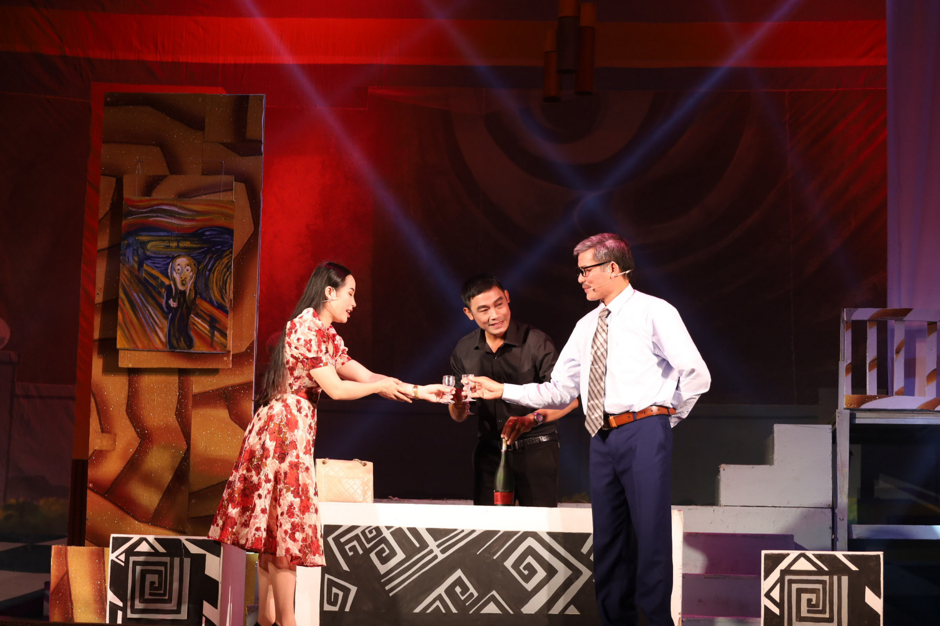 Tình đời mong manh từng là vở diễn đem đến nhiều thành công cho Nhà hát Nghệ thuật truyền thống tỉnh Khánh Hòa. 