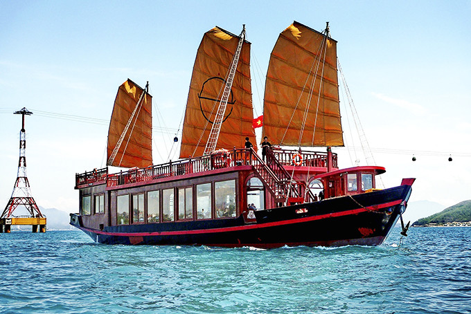 Khánh Hòa cần thêm nhiều sản phẩm du lịch cao cấp.  (Trong ảnh: Du thuyền Emperor trên vịnh Nha Trang)