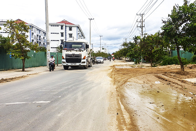 Đất đá từ dự án Bệnh viện Ung bướu tràn ra mặt đường Nguyễn Khuyến.