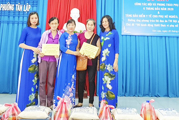 Hội Phụ nữ phường Tân Lập, TP. Nha Trang tặng bảo hiểm y tế  cho phụ nữ khó khăn từ nguồn quỹ tiết kiệm.