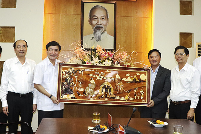 Lãnh đạo tỉnh Đắk Lắk tặng quà lưu niệm cho lãnh đạo tỉnh Khánh Hòa.