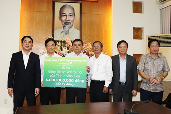 Đại diện Vietcombank trao tượng trưng số tiền ủng hộ xây dựng điểm  Trường Mầm non Trầm Hương cho lãnh đạo tỉnh.