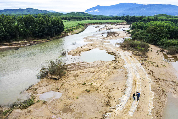 Bãi bồi của sông Chò đoạn qua xã Khánh Bình vừa có tình trạng khai thác cát trái phép  vào cuối tháng 11 được người dân phát hiện, phản ánh.