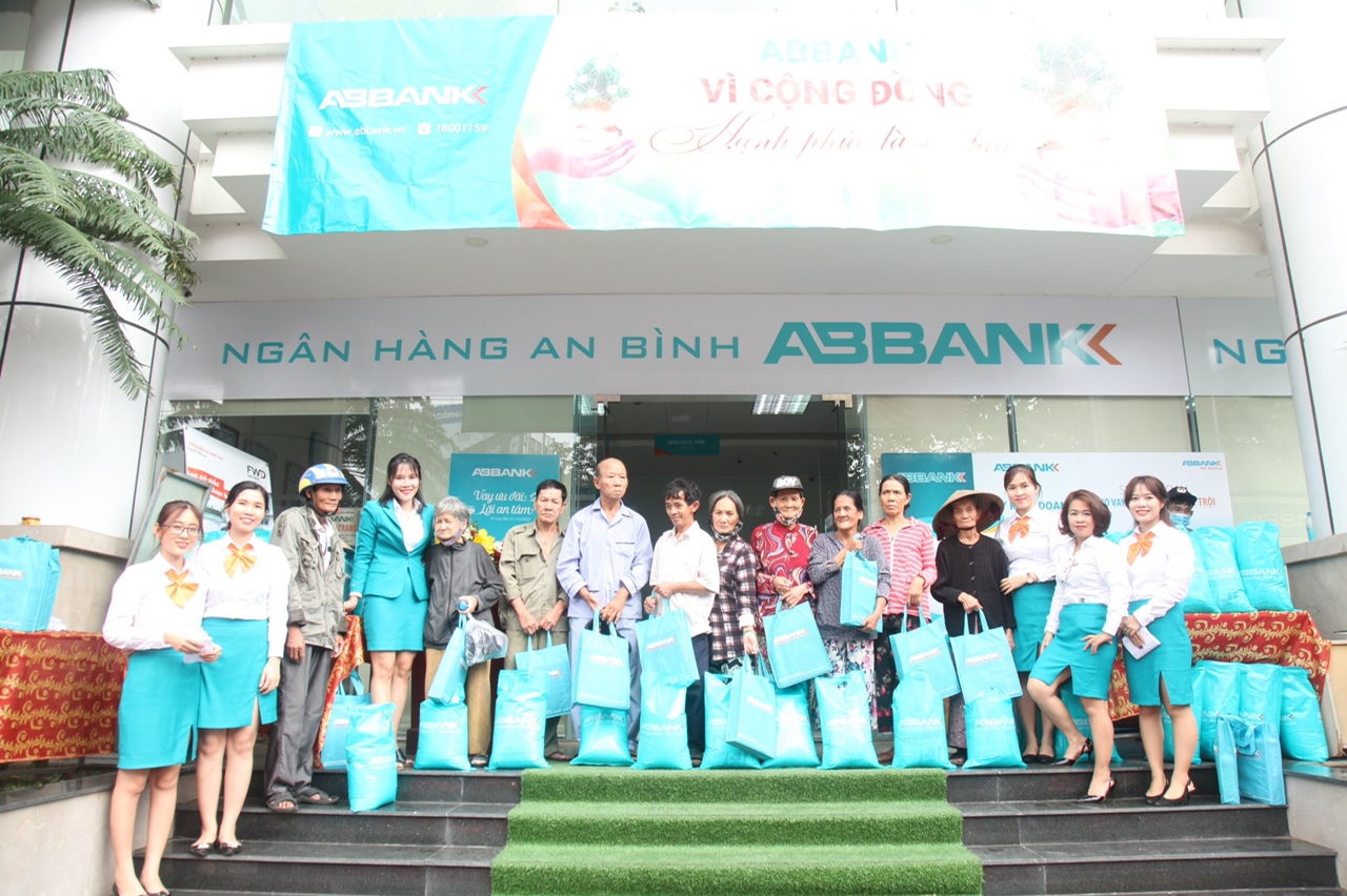 Ngân hàng An Bình – Phòng giao dịch Nha Trang trao quà cho 50 hộ nghèo phường Vạn Thạnh