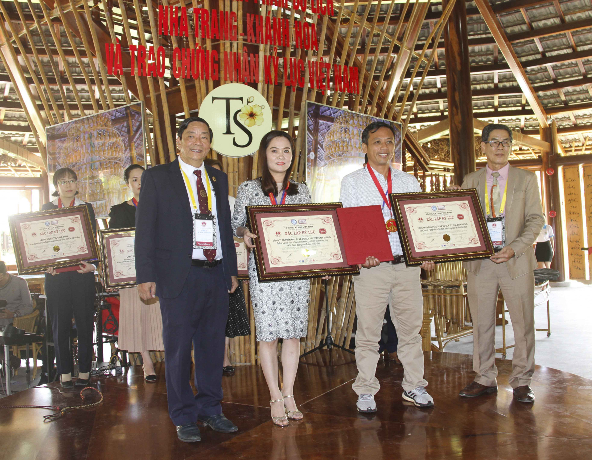 <p style= &quot;text-align: justify; &quot;>Lãnh đạo Tổ chức Kỷ lục Việt Nam trao bằng chứng nhận 2 kỷ lục cho đại diện của Công viên Kong Forest ngày 26-12</p>