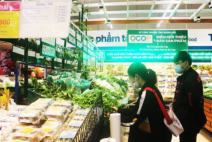 Người dân mua sắm tại siêu thị Co.opmart Nha Trang. Ảnh: K.H