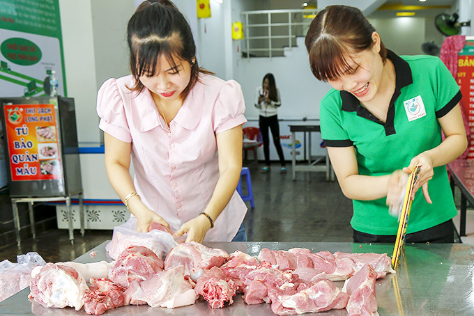 Một cửa hàng thịt heo sạch tại Nha Trang.