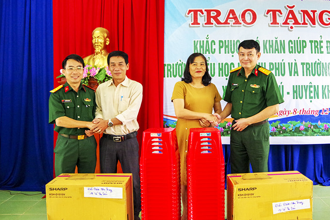 Các đơn vị trong khối tặng quà cho trường học ở xã Khánh Phú, huyện Khánh Vĩnh.