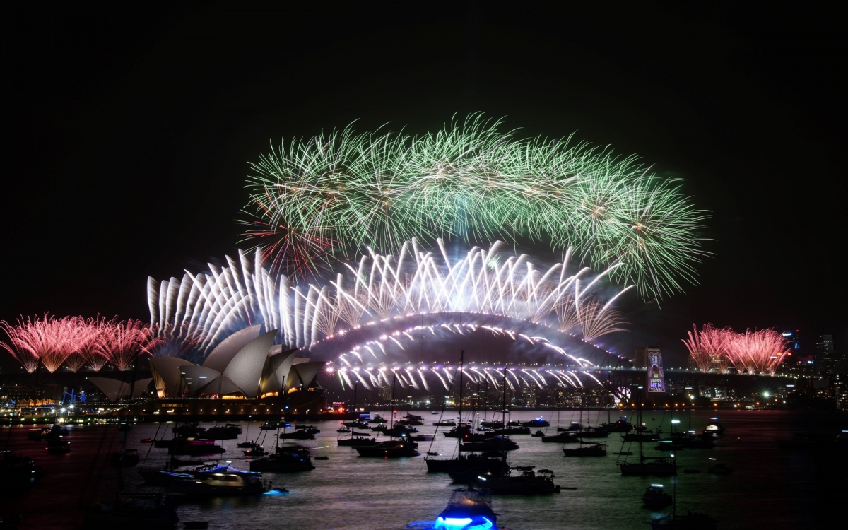 Pháo hoa chào đón năm mới 2020 tại Sydney Harbour Bridge. Ảnh: VOV.