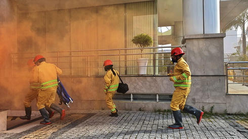 Gần 200 người diễn tập phương án chữa cháy, cứu nạn tại tòa nhà Điện lực Khánh Hòa