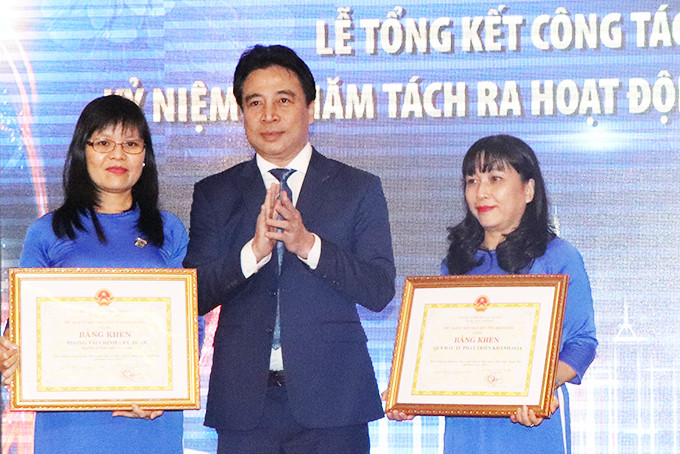 Ông Nguyễn Khắc Toàn trao bằng khen của UBND tỉnh cho các tập thể. 