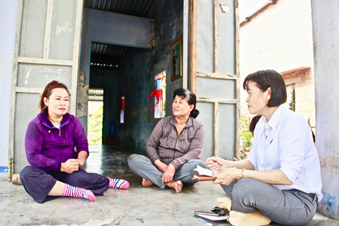 Cán bộ Hội Phụ nữ xã Ninh Trung quan tâm hỗ trợ hội viên.