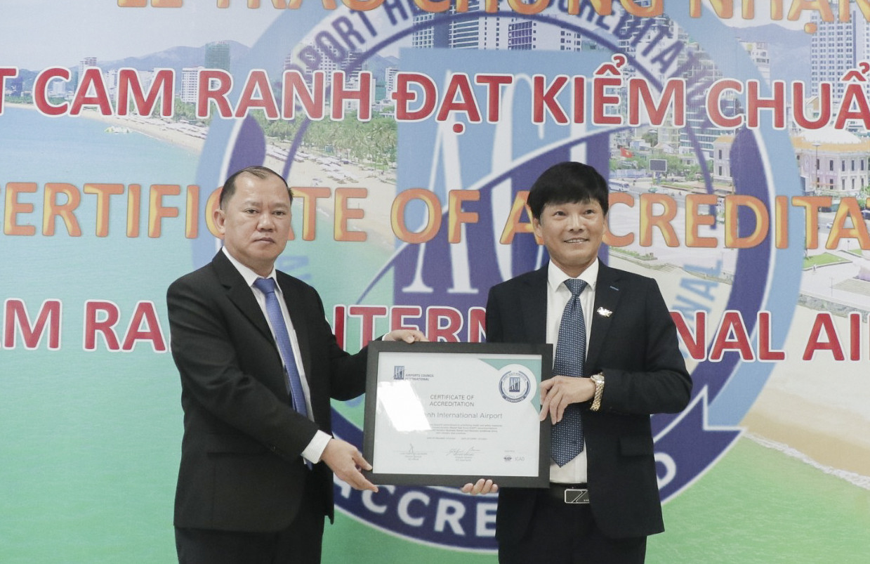 Ông Nguyễn Anh Tuần - Phó Chủ tịch UBND tỉnh trao chứng nhận cho Cảng Hàng không quốc tế Cam Ranh.