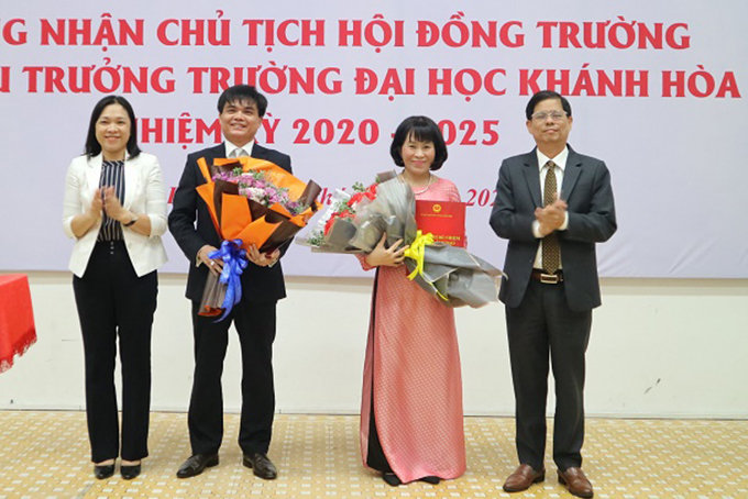 Ông Nguyễn Tấn Tuân và bà Trần Thu Mai, Giám đốc Sở Nội vụ Khánh Hòa trao các quyết định và tặng hoa chúc mừng bà Lê Thị Mỹ Bình và ông Phan Phiến.