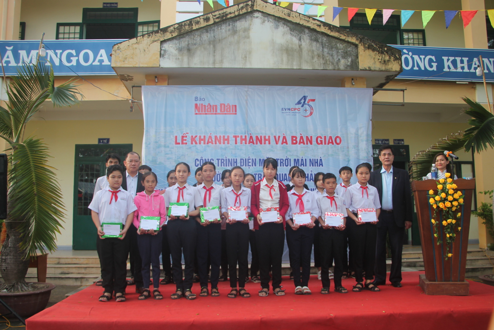Ông Nguyễn Anh Tuấn - Phó Chủ tịch UBND tỉnh (bìa trái, hàng thứ 2) và lãnh đạo Công ty Cổ phần Điện lực Khánh Hòa (bìa phải) tặng quà cho các em học sinh.