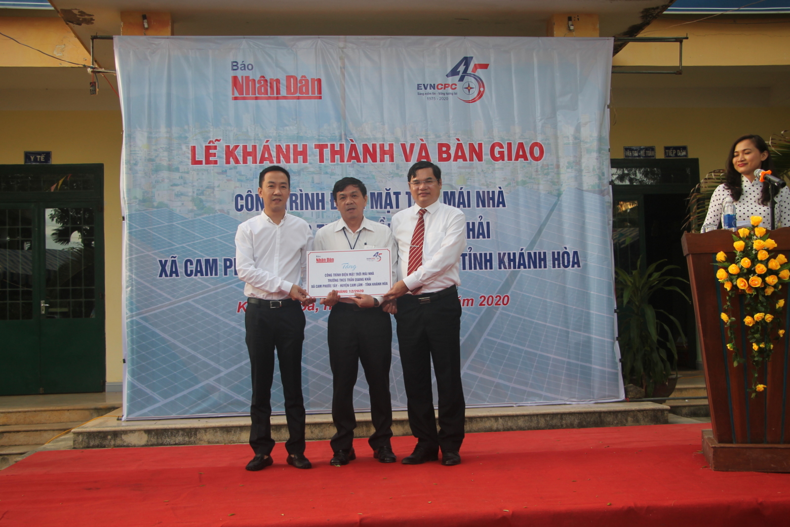 Nhà tài trợ trao tặng bảng tượng trưng công trình điện mặt trời mái nhà cho Trường Trung học cơ sở Trần Quang Khải.