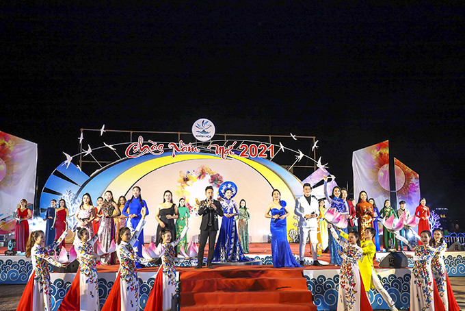 Hoạt động biểu diễn chào năm mới 2021 tại Quảng trường 2-4 (TP. Nha Trang) do các đơn vị nghệ thuật của tỉnh thực hiện. 
