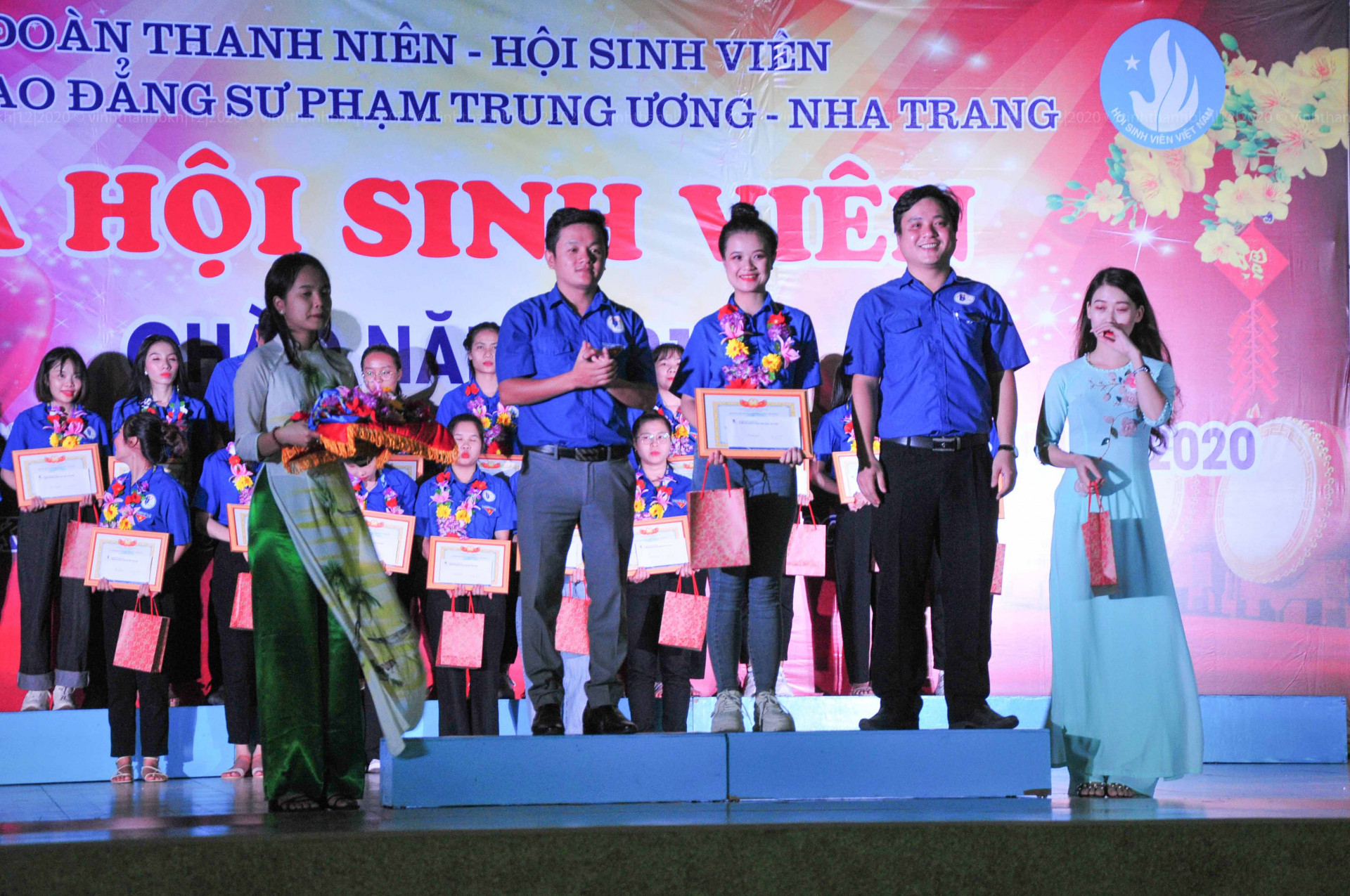 Hội Sinh viên trường khen thưởng các sinh viên đạt danh hiệu  