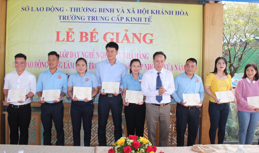 Lãnh đạo Trường Trung cấp Kinh tế Khánh Hòa trao chứng chỉ nghề cho người lao động.