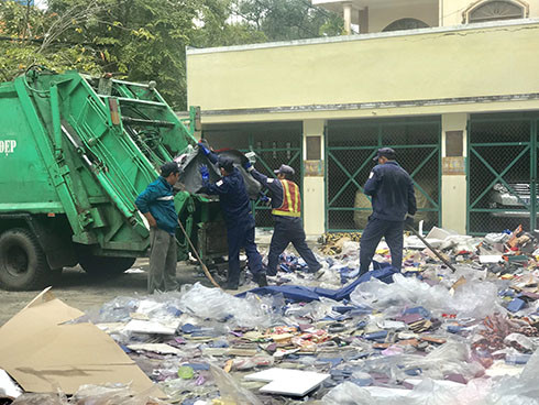 Nhân viên vệ sinh môi trường thu gom hàng bị tiêu hủy