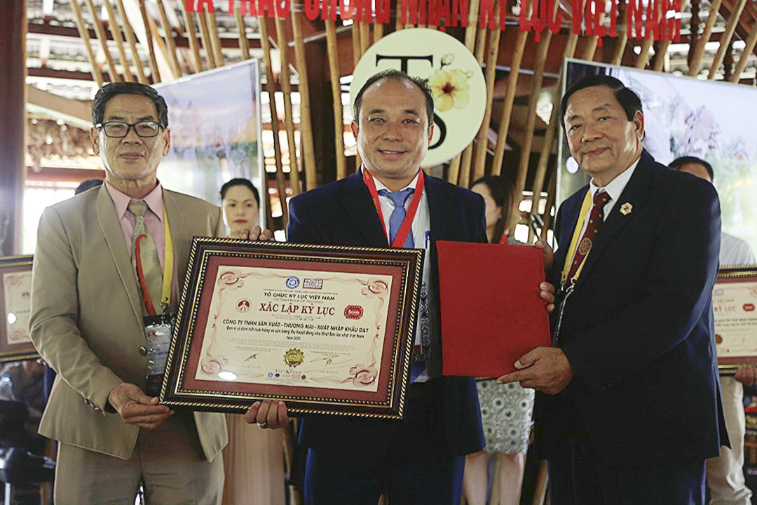 <p style= &quot;text-align: justify; &quot;>Đại diện Vietkings trao kỷ lục Đơn vị nuôi trồng và thu hoạch sản lượng Rong nho Nhật Bản lớn nhất Việt Nam cho lãnh đạo Công ty D&amp;T</p>