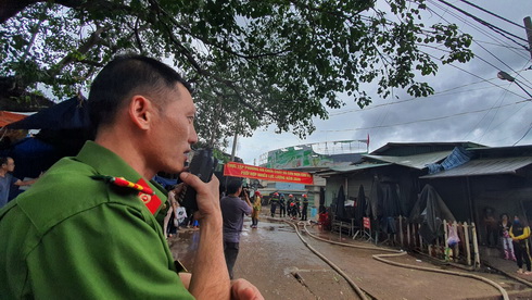 Cán bộ Công an huyện Diên Khánh sử dụng bộ đàm, điều động lực lượng chữa cháy dập lửa  