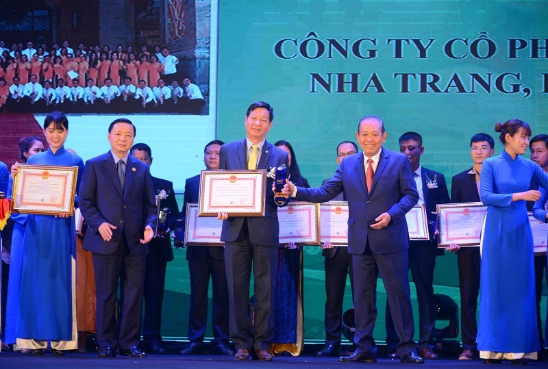 Ông Lê Khắc Hiệp, Phó Chủ tịch Tập đoàn Vingroup, nhận giải thưởng Môi trường Việt Nam 2019 dành cho thương hiệu Vinpear