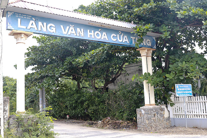 Cổng thôn Cửa Tùng.