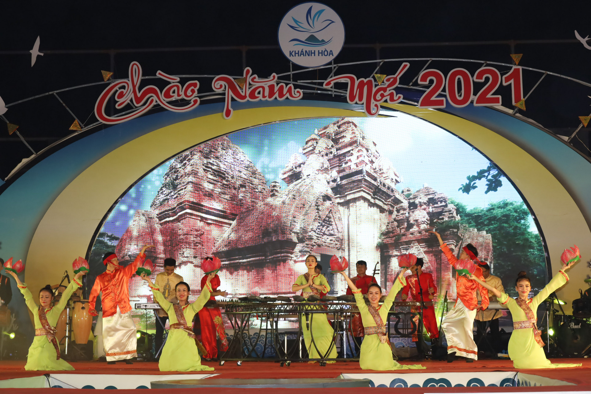 Tiết mục hát múa mang màu sắc văn hóa truyền thống của vùng đất Khánh Hòa. 