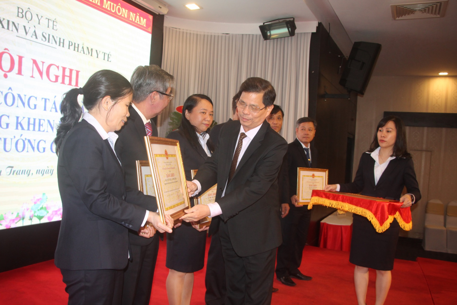 Ông Nguyễn Tấn Tuân trao bằng khen của UBND tỉnh cho tập thể, cá nhân của Viện
