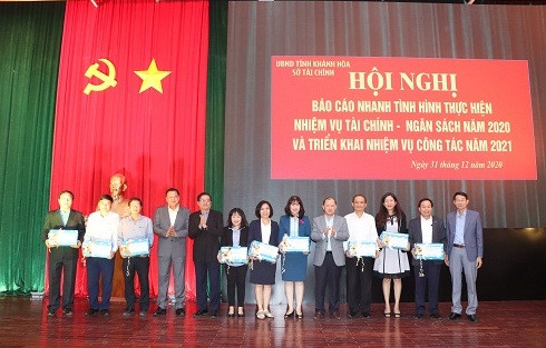 Lãnh đạo tỉnh Khánh Hòa trao quà cho đại diện các doanh nghiệp có nhiều đóng góp cho hoạt động tài chính - ngân sách năm 2020