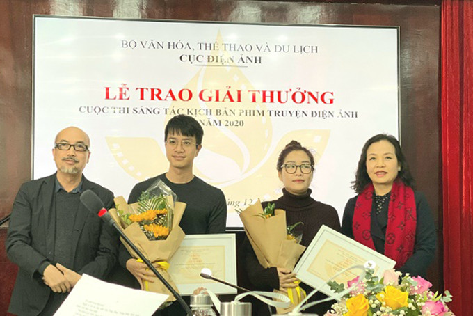 Ban Tổ chức trao giải nhì cho tác giả Phạm Ngọc Lân và Nguyễn Thị Mai Phương. Ảnh: VGP/Thiện Tâm