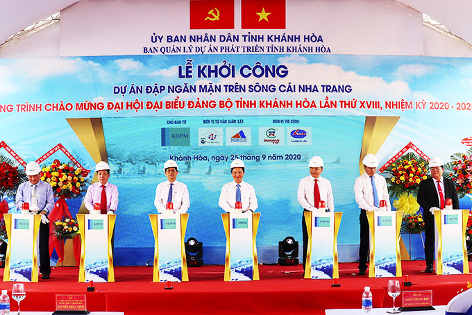 Lãnh đạo tỉnh ấn nút khởi công dự án Đập ngăn mặn trên sông Cái Nha Trang.